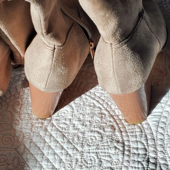 U to knee suede like cream boots. Womens size US 7 - Picture 3 of 7